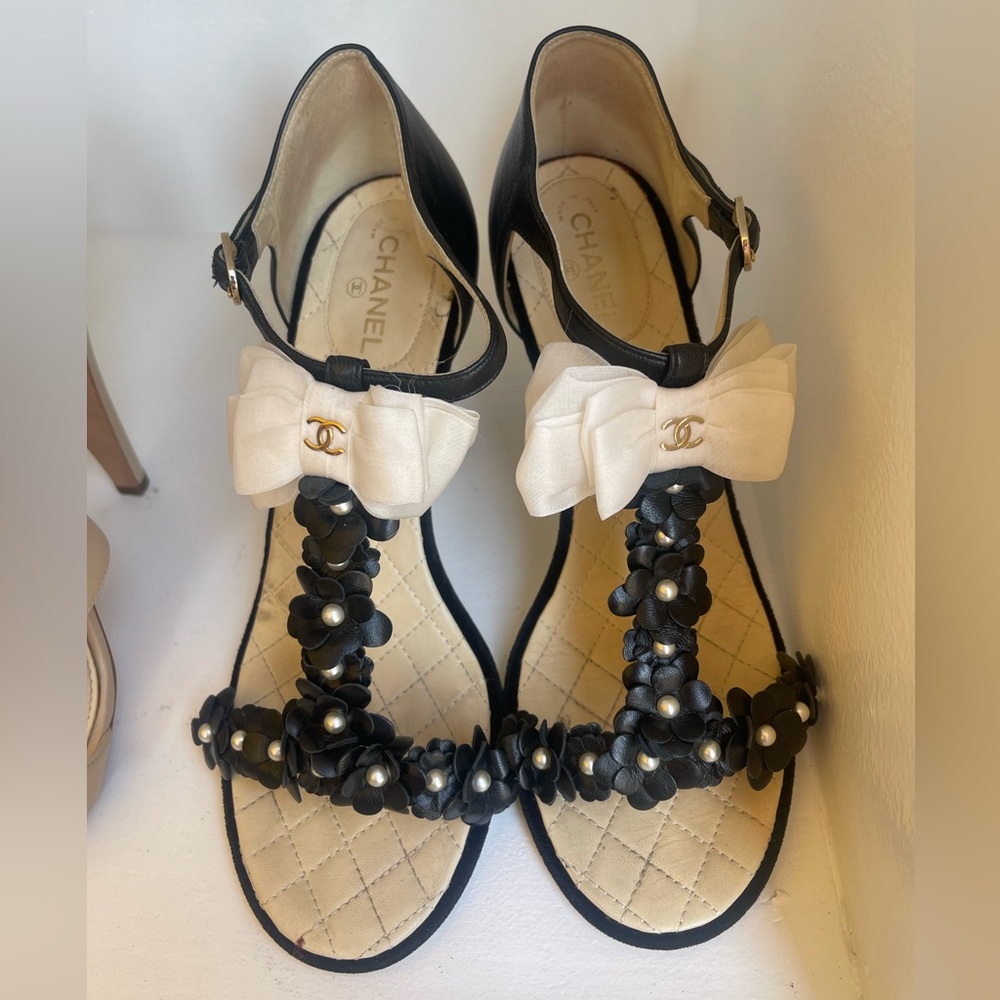CHANEL LEATHER & PEARL SANDALS /39